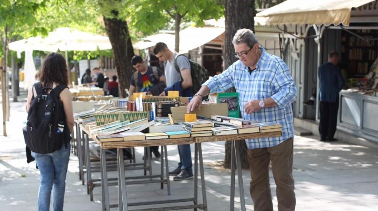 El librero Fernando Plaza en la cuesta de Moyano.