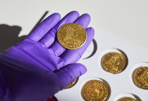 Una de las monedas 'peluconas' de 8 escudos de oro de Felipe V donada por este coleccionista al MAN