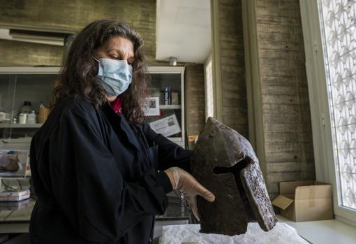 Emma García, con un yelmo medieval del castillo de Monreal de Ariza que está restaurando