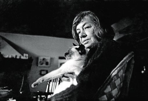 Patricia Highsmith, fotografiada con su gato