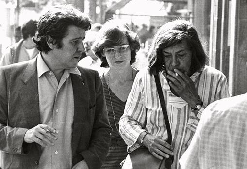 Patricia Highsmith, paseando por Barcelona con Jorge Herralde, su editor en España