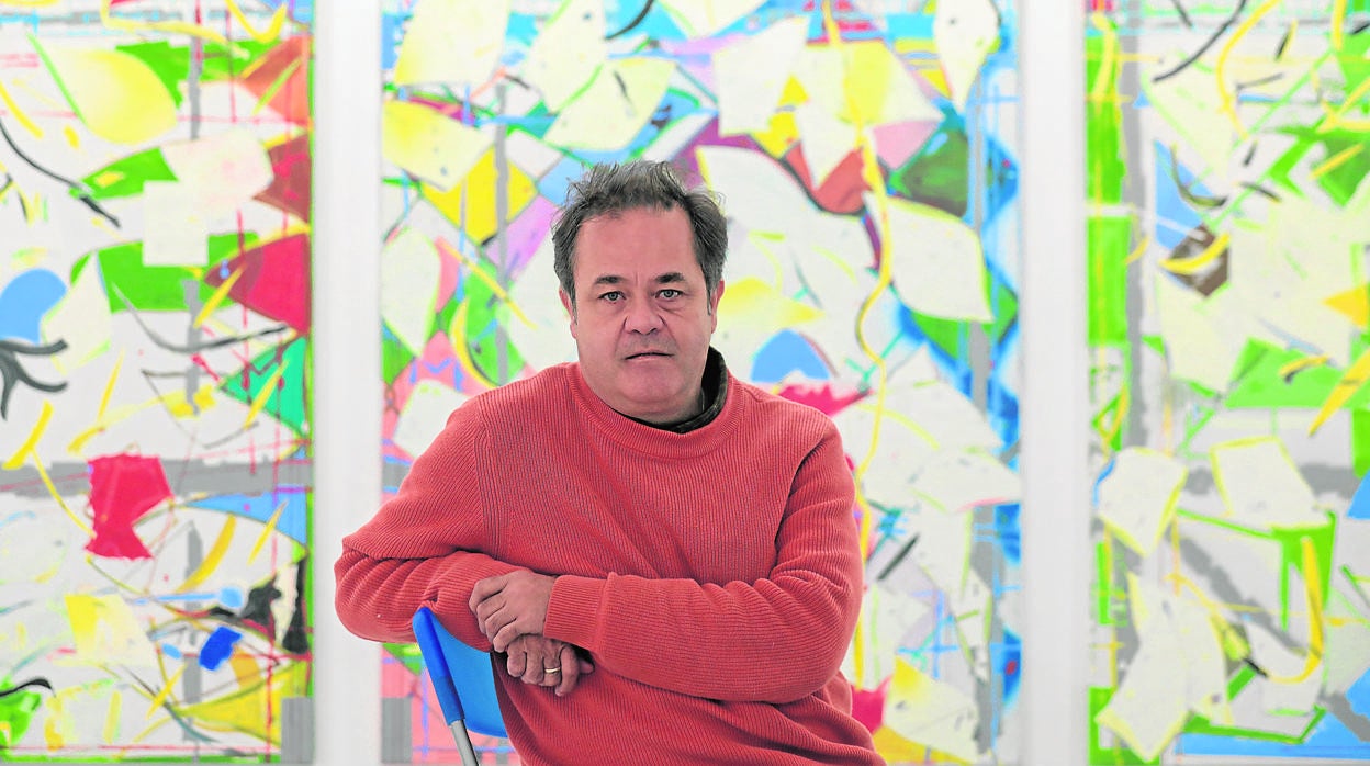 Paco Lara-Barranco, ante una de sus obras en la galería Birimbao de Sevilla