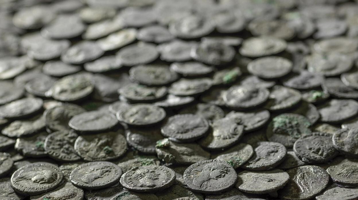 Hallan un tesoro romano de 5.500 monedas de plata en la ciudad alemana de Augsburgo