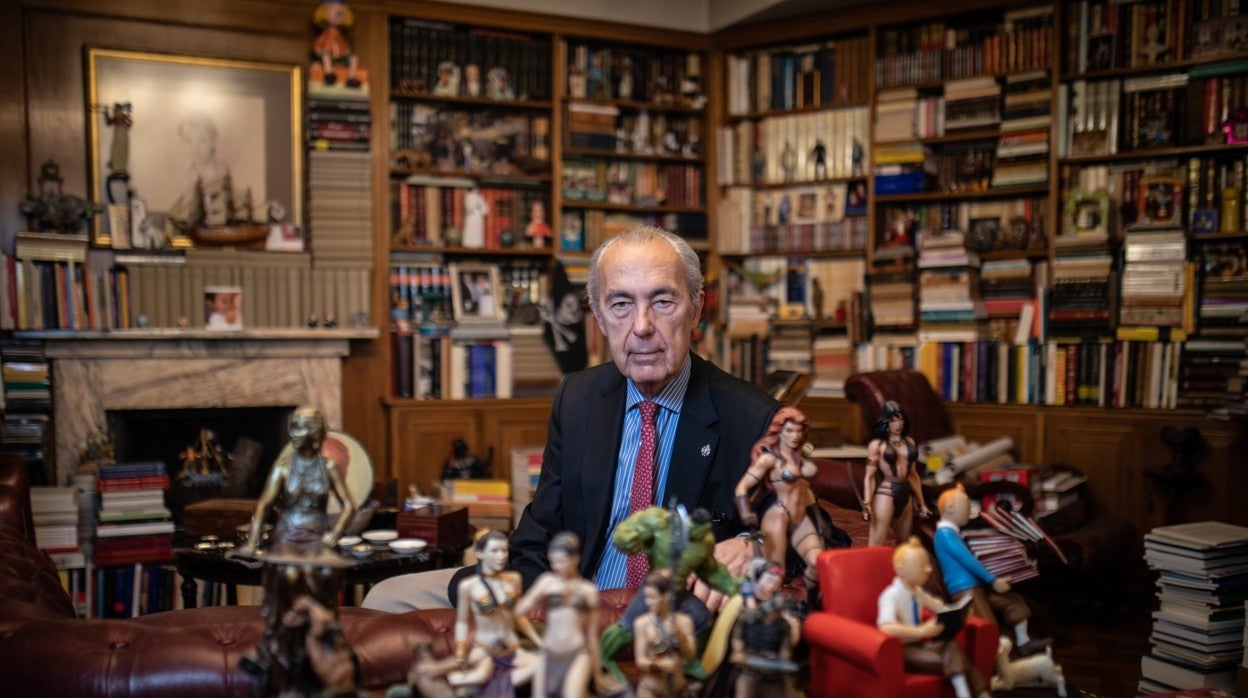 Luis Alberto de Cuenca, retratado en su biblioteca con Tintín y otros amigos