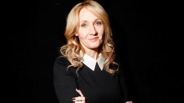 J.K. Rowling denuncia a tres transactivistas por publicar la dirección de su casa en internet