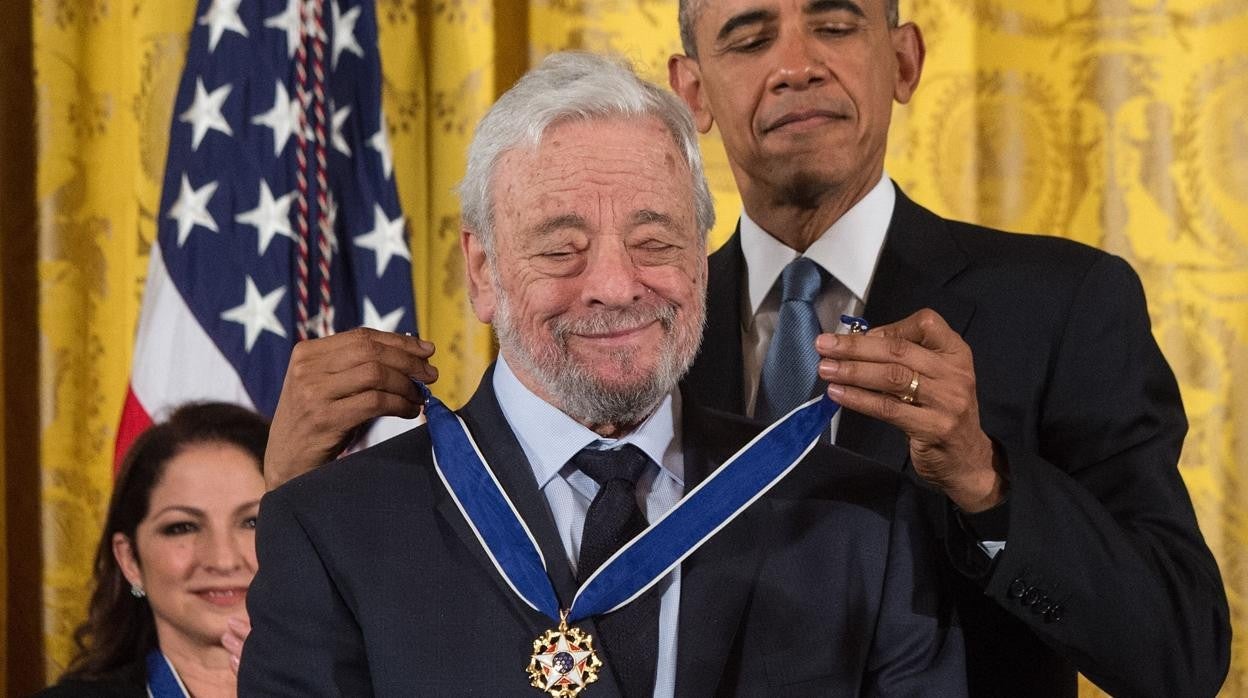 El compositor, Stephen Sondheim, recibiendo en 2015 la medalla presidnecial del entonces presidente Barack Obama