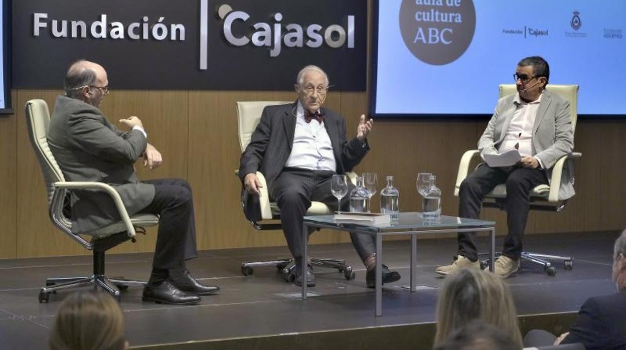 Juan José Borrero, Inocencio Arias y Francisco Robles, durante el Aula de Cultura de ABC