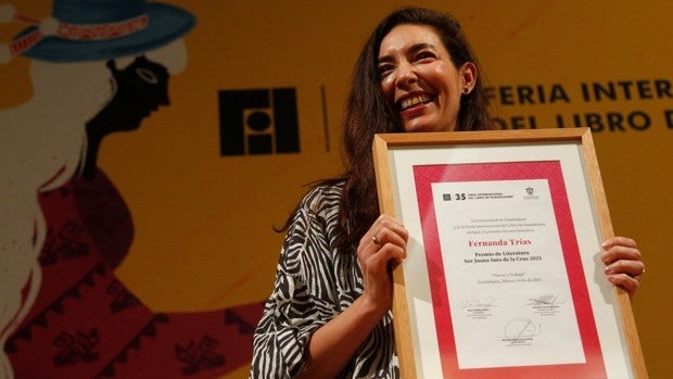 La escritora uruguaya Fernanda Trías gana el premio Sor Juana Inés de la Cruz de la FIL