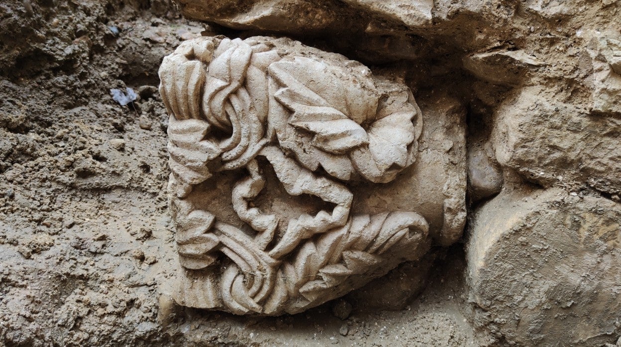 Un capitel del claustro románico del monasterio de San Zoilo descubierto en la cimentación del claustro plateresco