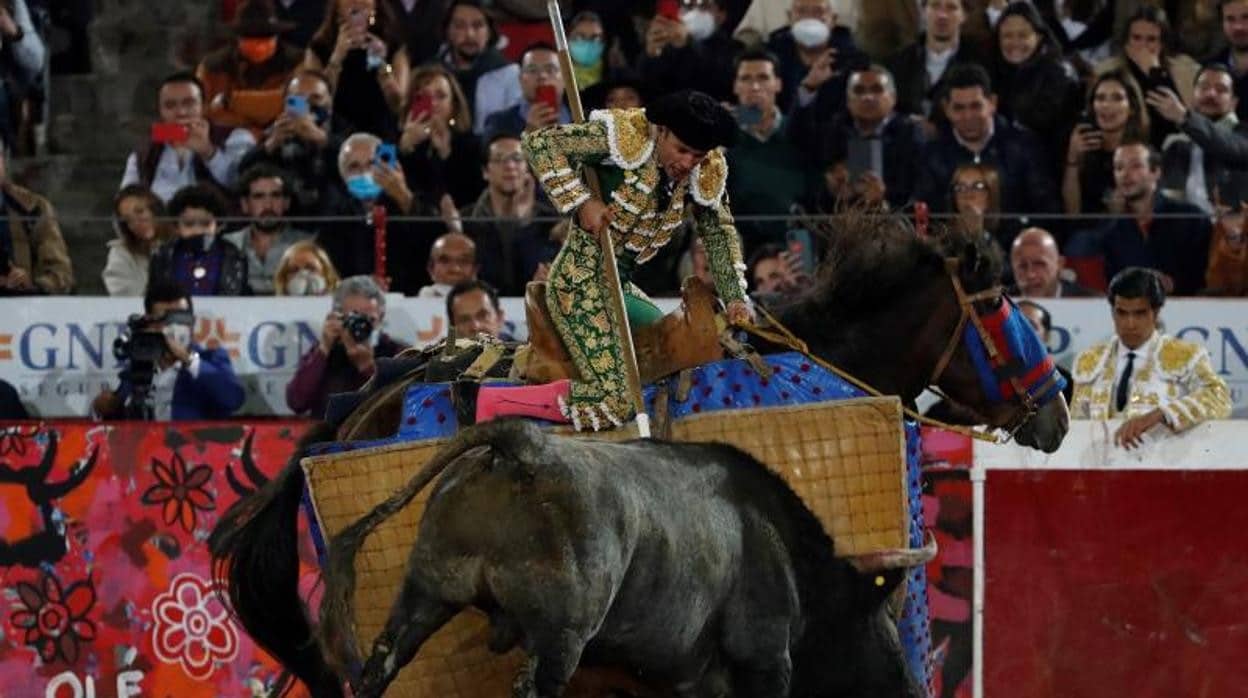 Antonio Ferrera pica al segundo toro de su lote