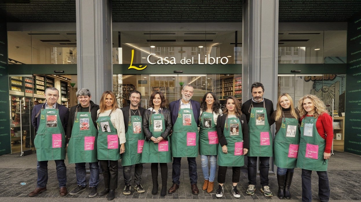 Foto de familia de los escritores convertidos en libreros por un día, en la Casa del Libro de la Gran Vía madrileña