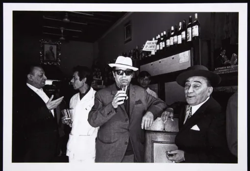 Curro Torres, Chocolate, Antonio Mairena y Pepe Pinto en la imagen original tomada por Colita en 1969 en el bar que regentaba este último y que pertenece a la colección del Reina Sofía