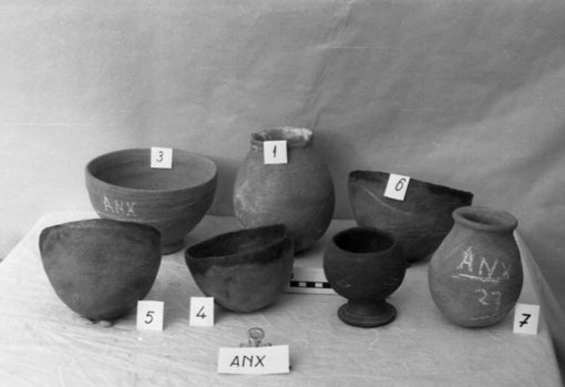 Ajuar cerámico de la tumba 27 de la necrópolis del Grupo C de ANX (6-B-26), Argin Sur, Sudán