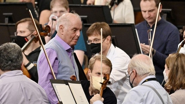 Barenboim dirige por tercera vez el concierto: del Danubio Azul a la Marcha Radetzky entre mascarillas FFP2