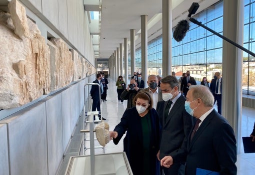 Las autoridades griegas durante la presentación de los fragmentos devueltos