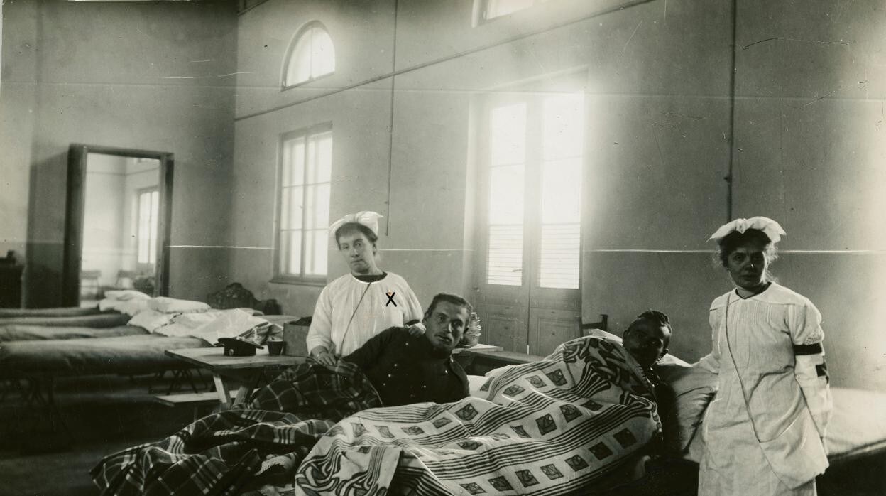 Sofía Casanova, en la sala de heridos del hospital de la Estación de Varsovia