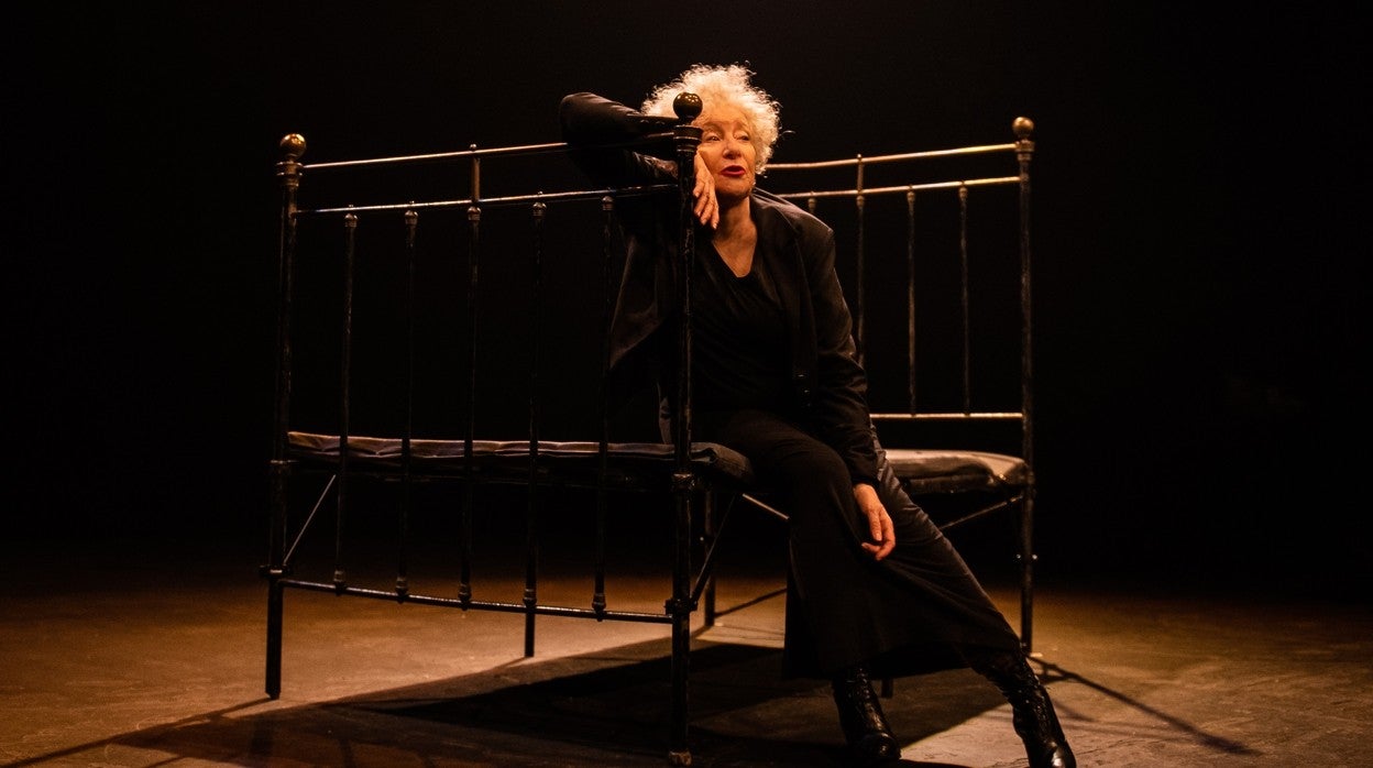 Magüi Mira regresa a Molly Bloom, su personaje fetiche