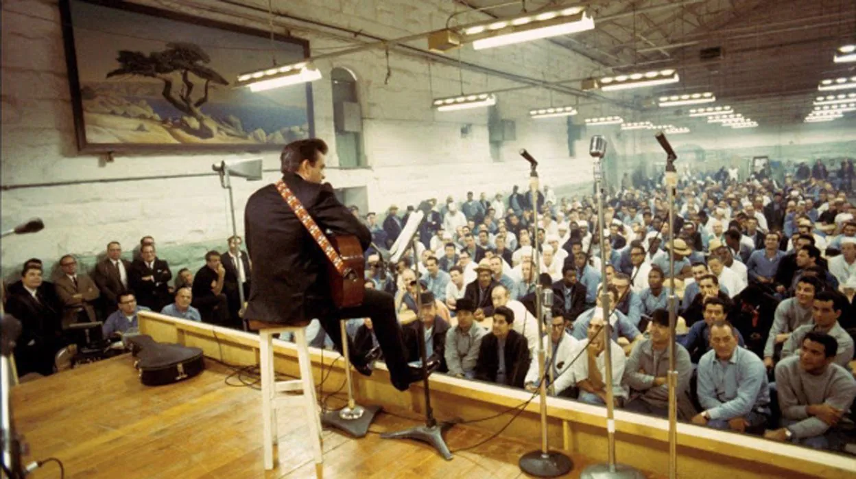El día que Johnny Cash grabó en la prisión de Folsom para renacer del pozo de sus excesos