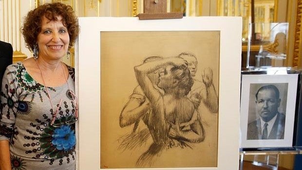 Viviane Dreyfus junto al dibujo de Degas «Trois danseuses en buste», que los nazis requisaron a su padre y el Gobierno francés le devolvió en 2016