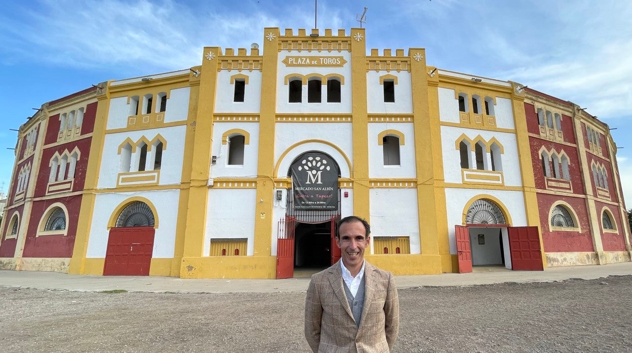 José Luis Pereda, con la plaza de Mérida al fondo