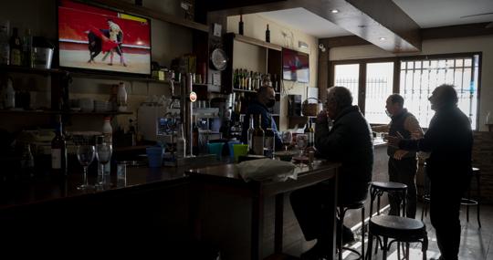 El interior de El Refugio, uno de los bares de Peraleda de la Mata