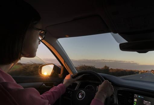 La escritora, conduciendo por la carretera que une Peraleda de la Mata y Madrid
