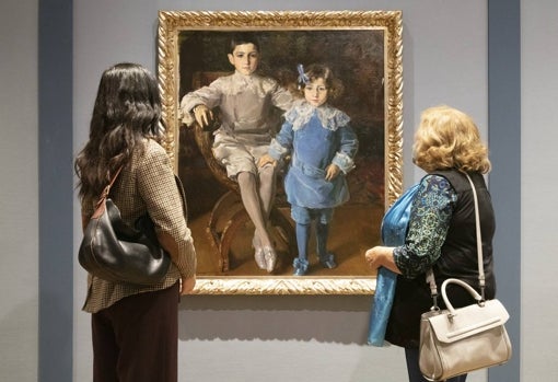 Dos mujeres admiran 'Los hijos de los señores de Urcola' (1907), de Sorolla