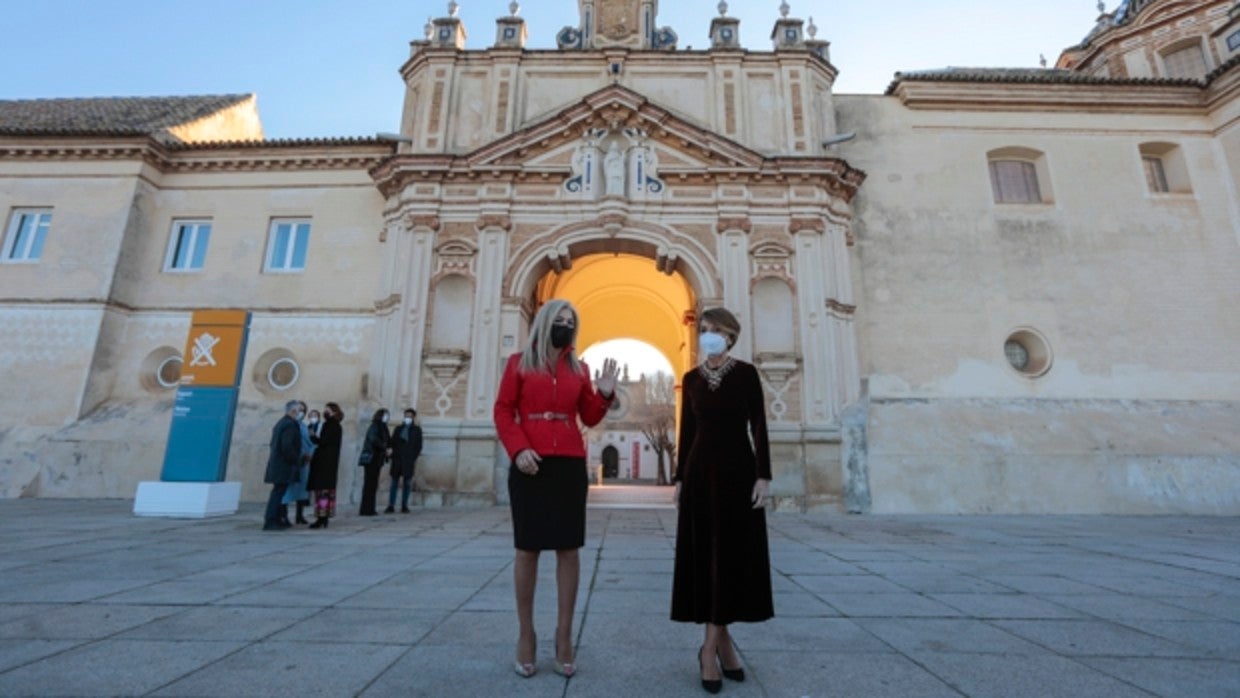 Patricia del Pozo y Patrizia Sandretto, este martes en uno de los accesos al CAAC