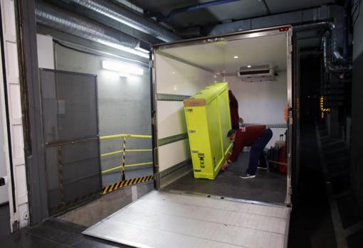 La caja con el 'Mata Mua' se bajó del camión en el muelle de descarga