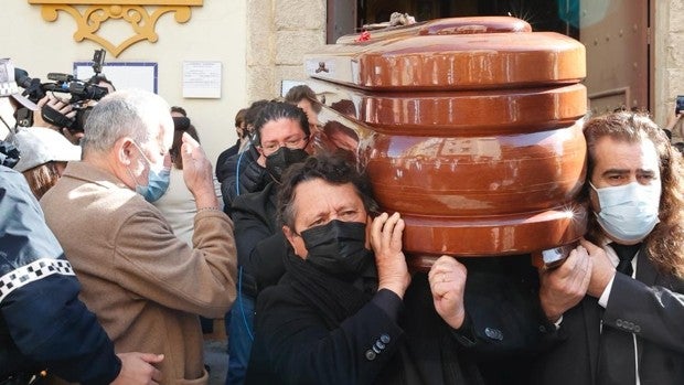 Sevilla se vuelca con Pascual González en una misa de funeral multitudinaria