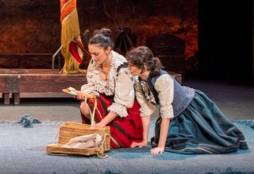 Elena Rayos y Mar Calvo, en una escena de 'Peribáñez'