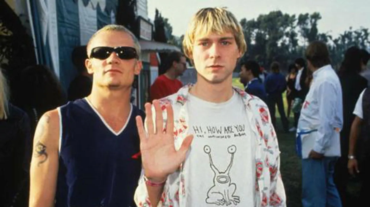 Kurt Cobain de NIrvana, junto a Flea de Red Hot Chili Peppers