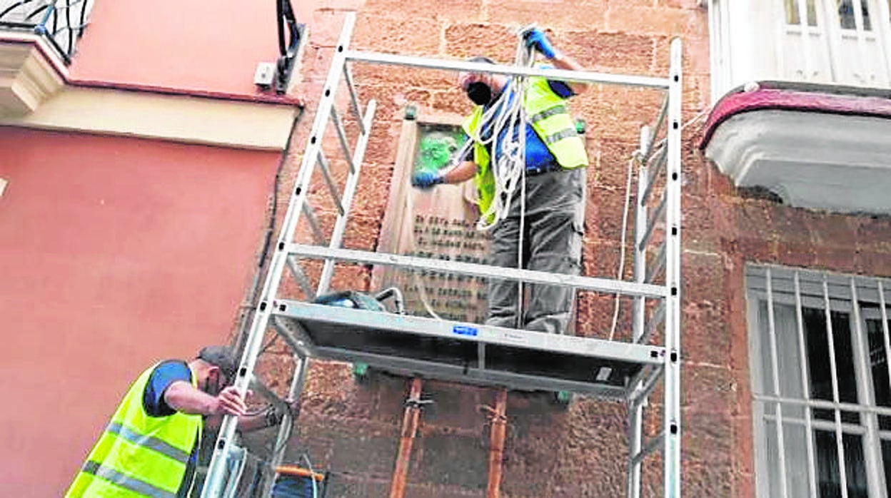 Operarios del Ayuntamiento de Cádiz retirando la placa el pasado junio