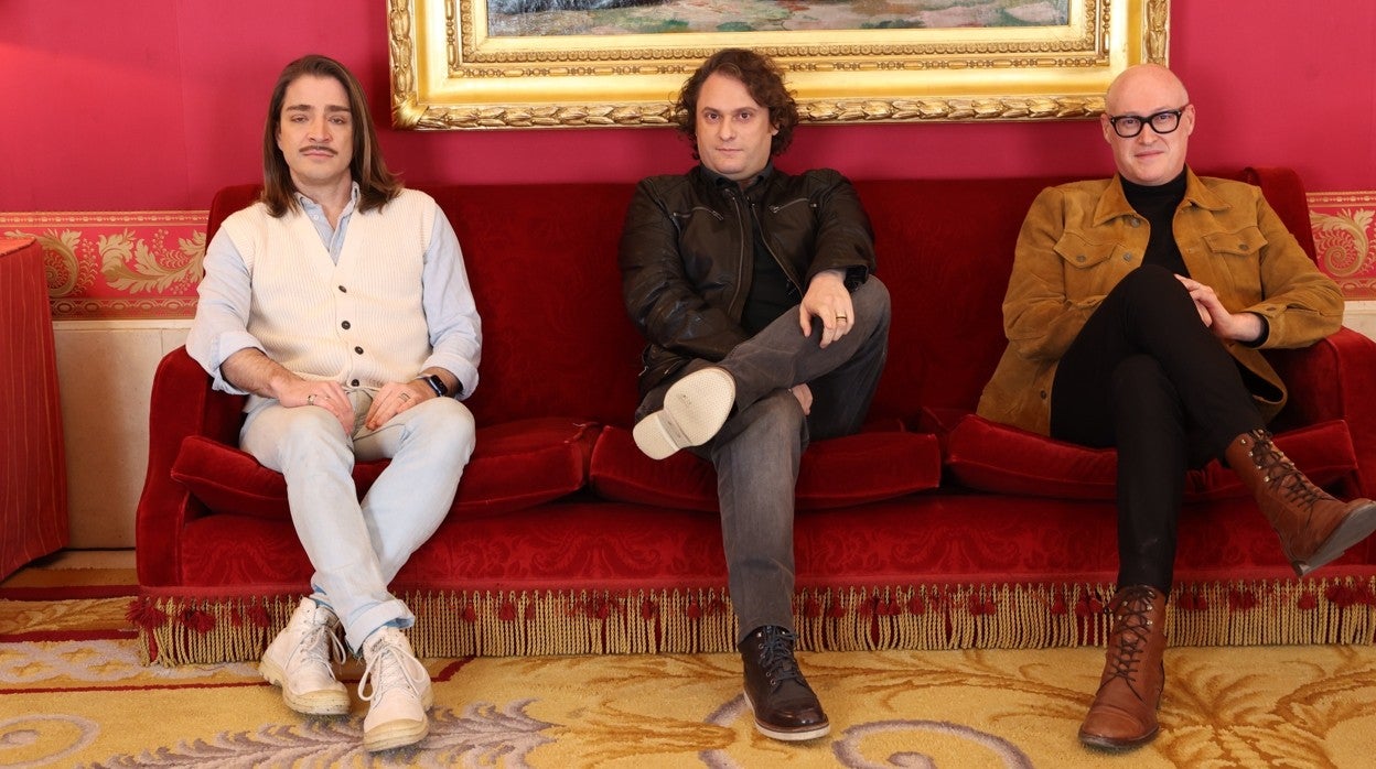 Borja Quiza (Vicente Aleixandre), Airam Hernández (Federico García Lorca) y José Antonio López (Miguel Hernández), en el Teatro Real