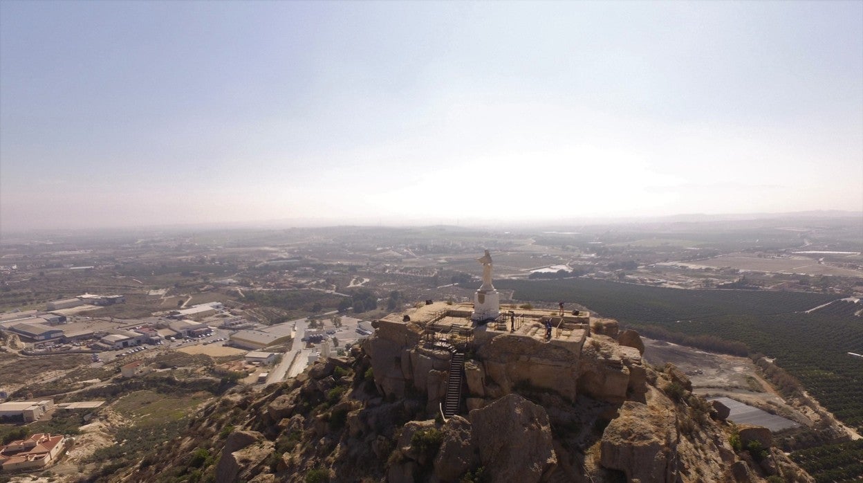 Vista aérea del cerro del Espíritu Santo, donde yace la antigua ciudad medieval de Bayra