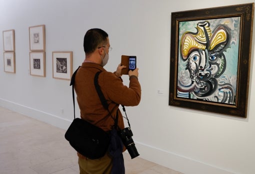 Un joven fotografía con su móvil 'Cabeza de hombre' (1972), de Picasso. Anthax Collection Marx, préstamo a largo plazo a la Fundación Beyeler de Basilea