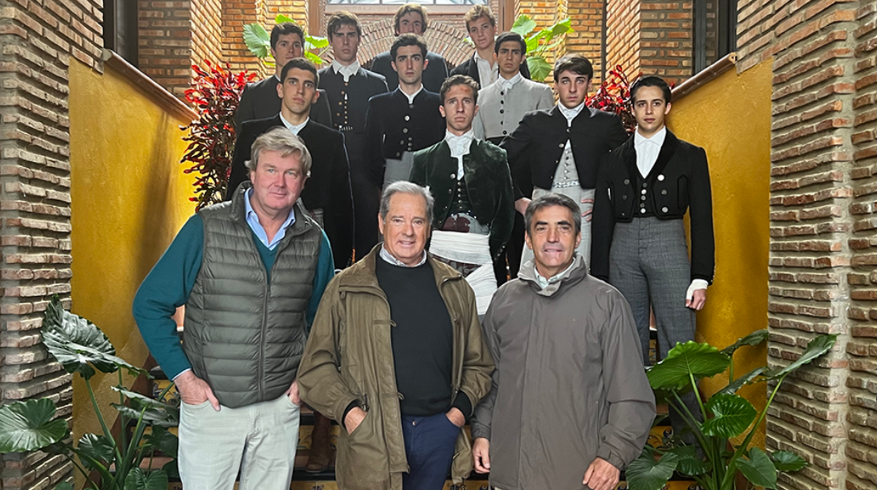 Fermín Bohórquez, Paco Ojeda y Victorino Martín, con los diez novilleros participantes en la clasificatoria