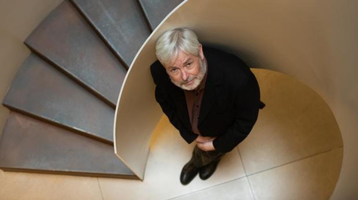 De Jonathan Coe (Birmingham, 1961) destacan sus sátiras políticas sobre la Inglaterra de 1980