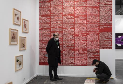 Lavastida, montando su obra ante la mirada del diretor de la galería Crone, Markus Peichl