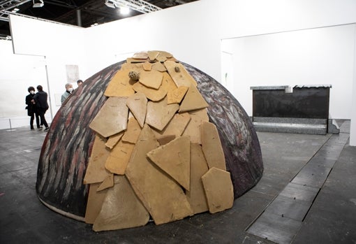 En primer plano, uno de los codiciados iglús de Mario Merz. Al fondo, pieza de Susana Solano
