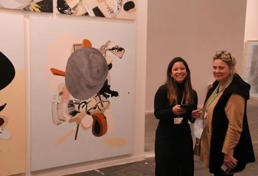 La artista Día Muñoz y la galerista Raquel Ponce en su estand