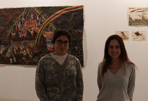 Alejandra Monteverde y Alexandra Morales, galeristas de Crisis, posan con una obra de Santiago Yahuarcani