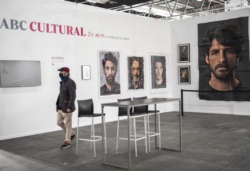 El estand completo del ABC Cultural con las obras de Gómez