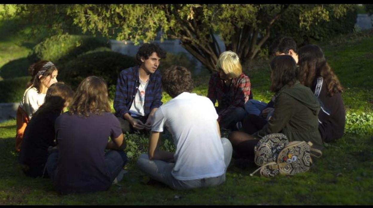 Jonás Trueba junto a los adolescentes protagonistas de 'Quién lo impide' en un momento del rodaje