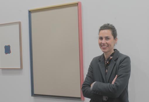 Irma Álvarez-Laviada junto a 'Todo se parece a algo', en la galería Luis Adelantado