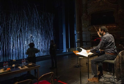 El director musical, Josep Pons, dirige una orquesta imaginaria para trabajar los tempos y las entradas más complicadas