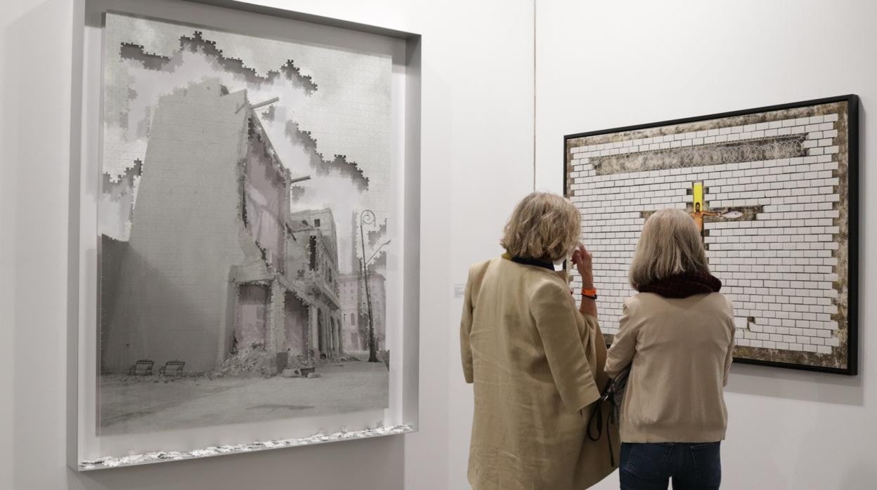 Estand de la galería barcelona ADN en ARCO. Al fondo, la serie 'Indignadas' de María María Acha-Kutscher