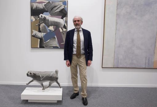 Leandro Navarro, galerista, junto a las obras de Darío Villalba: 'Perro' y 'Exento'