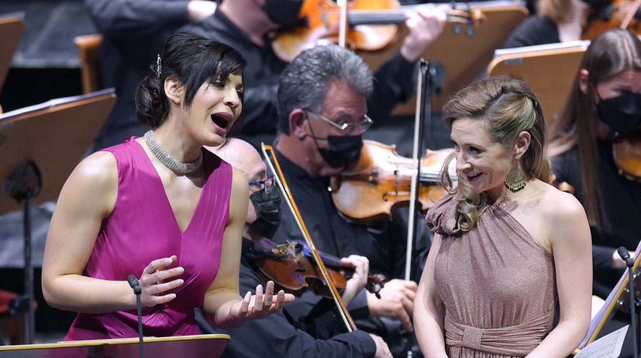 Las francesas Heloise Mas (i) y Sabine Devieilhe durante su actuación en la ópera 'Lakmé'
