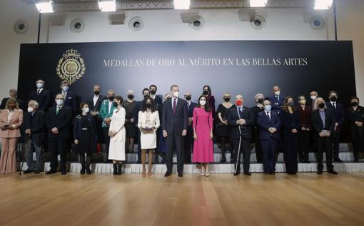 Los Reyes junto a los 32 premiados con las Medallas de Oro al Mérito de las Bellas Artes 2020